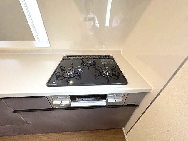 【キッチン】 | 糟屋郡篠栗町庄5丁目第1　1号棟（全1棟）【仲介手数料無料・0円】 | 施工例。施工例は完成時と異なる場合があります。