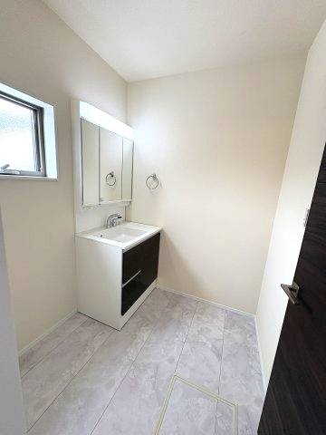 【洗面所】 | 糟屋郡篠栗町庄5丁目第1　1号棟（全1棟）【仲介手数料無料・0円】 | 施工例。施工例は完成時と異なる場合があります。