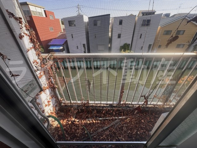 トーエー玉造第2ビルのバルコニー|お洗濯にも便利なバルコニー付き