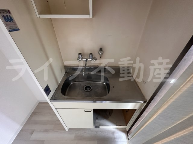 トーエー玉造第2ビルのキッチン|コンパクトなキッチンで掃除もラクラク