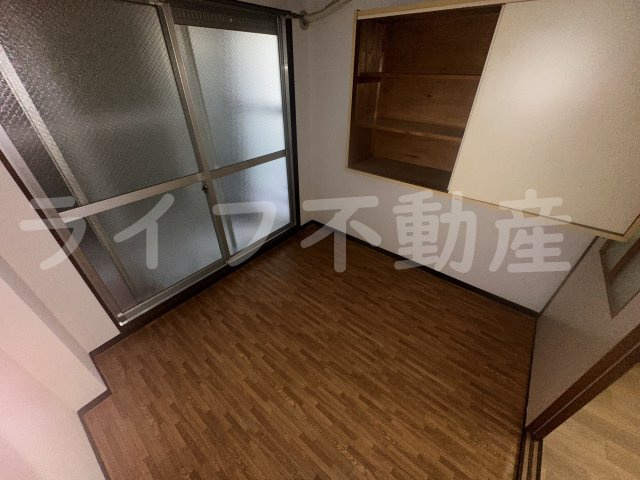 トーエー玉造第2ビルの寝室|ゆったり過ごせる居間です