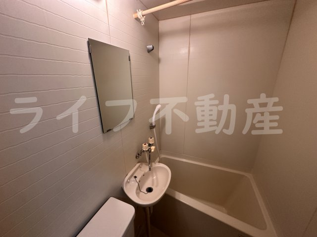 トーエー玉造第2ビルの洗面所|コンパクトで使いやすい洗面所