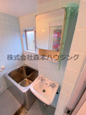【洗面所】 | 　アドバンス香里 | ※同タイプ別室の写真となります。
　設備内容など相違がある場合あくまで現状優先となります。