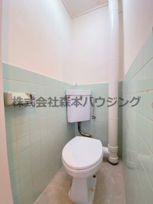 【トイレ】 | 　アドバンス香里 | ※同タイプ別室の写真となります。
　設備内容など相違がある場合あくまで現状優先となります。