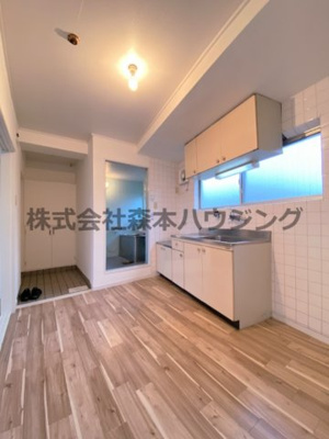 【居間・リビング】 | 　アドバンス香里 | ※同タイプ別室の写真となります。
　設備内容など相違がある場合あくまで現状優先となります。