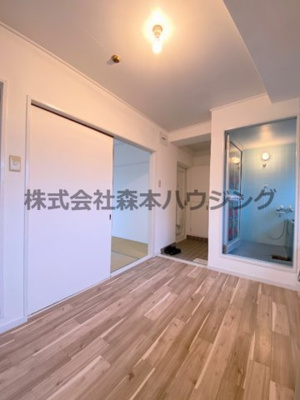 【居間・リビング】 | 　アドバンス香里 | ※同タイプ別室の写真となります。
　設備内容など相違がある場合あくまで現状優先となります。