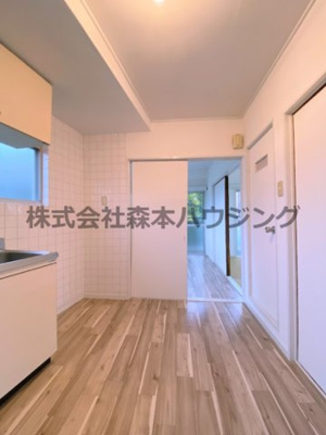 【居間・リビング】 | 　アドバンス香里 | ※同タイプ別室の写真となります。
　設備内容など相違がある場合あくまで現状優先となります。