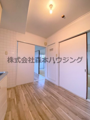 【居間・リビング】 | 　アドバンス香里 | ※同タイプ別室の写真となります。
　設備内容など相違がある場合あくまで現状優先となります。