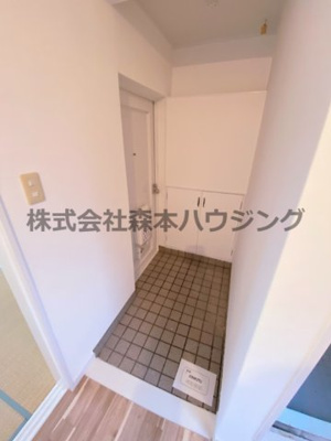 【玄関】 | 　アドバンス香里 | ※同タイプ別室の写真となります。
　設備内容など相違がある場合あくまで現状優先となります。