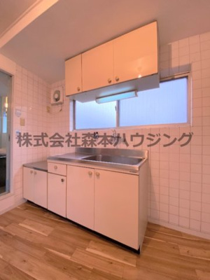 【キッチン】 | 　アドバンス香里 | ※同タイプ別室の写真となります。
　設備内容など相違がある場合あくまで現状優先となります。