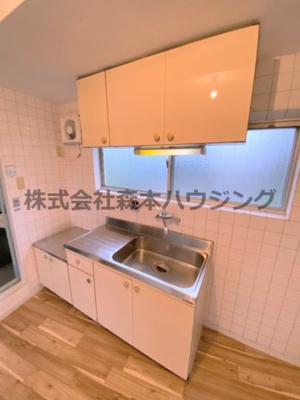 【キッチン】 | 　アドバンス香里 | ※同タイプ別室の写真となります。
　設備内容など相違がある場合あくまで現状優先となります。