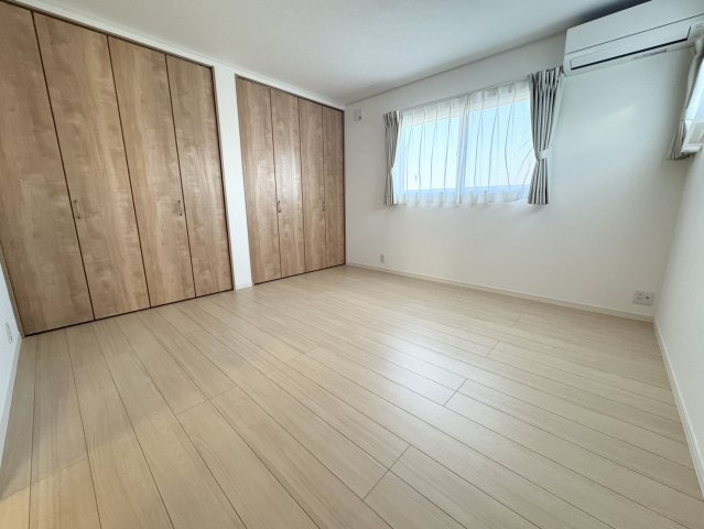 モデルハウス級の美しさ♪新品未使用の築浅ハウス♪佐野市大祝町の洋室|落ち着いた色調の洋室です