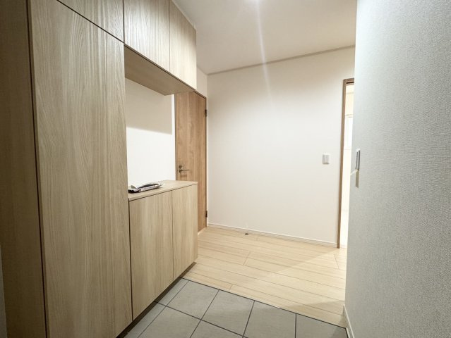 モデルハウス級の美しさ♪新品未使用の築浅ハウス♪佐野市大祝町の玄関|明るい玄関です