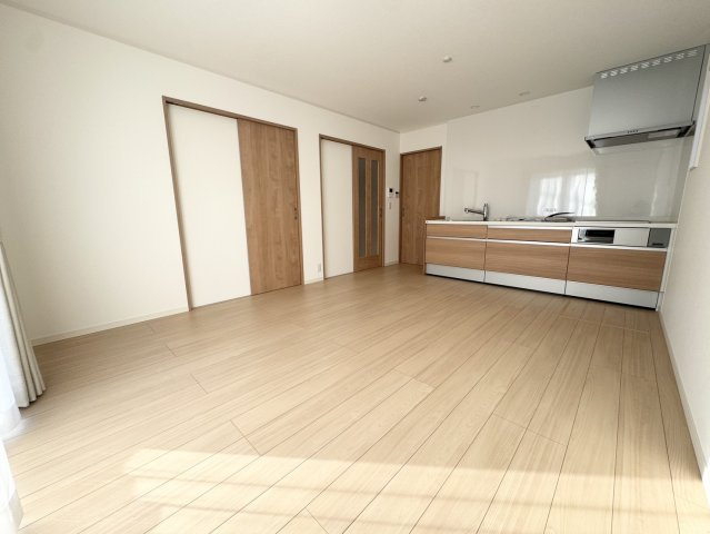 モデルハウス級の美しさ♪新品未使用の築浅ハウス♪佐野市大祝町の居間・リビング|居間です