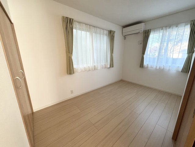 モデルハウス級の美しさ♪新品未使用の築浅ハウス♪佐野市大祝町の洋室|落ち着いた色調の洋室です