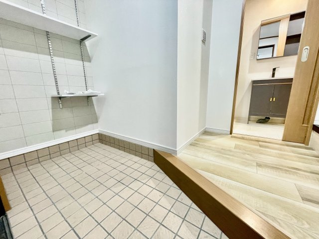 梅町貸家の玄関