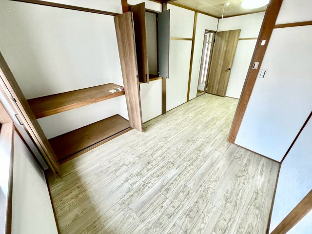 梅町貸家の玄関