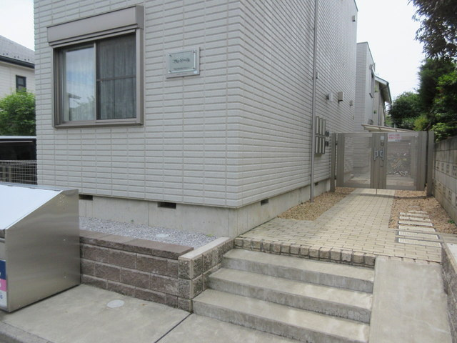 プレジールのエントランス|★オートロック完備★