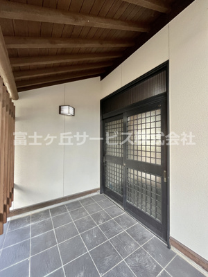 【玄関】 | 掛川市秋葉路 中古戸建て | 玄関前