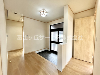 【玄関】 | 掛川市秋葉路 中古戸建て | 広々とした玄関ホール