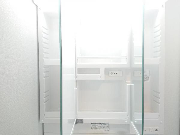 宇都宮市不動前３丁目　４ＬＤＫ　中古住宅の独立洗面台