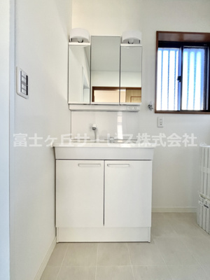 【独立洗面台】 | 袋井市太田 中古戸建て | 独立洗面台、小物を置くことができて便利です