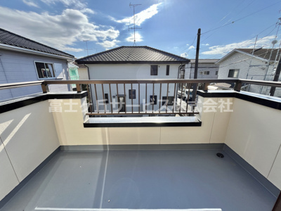 【バルコニー】 | 袋井市太田 中古戸建て | 開放的で明るい空間を演出してくれるバルコニーです