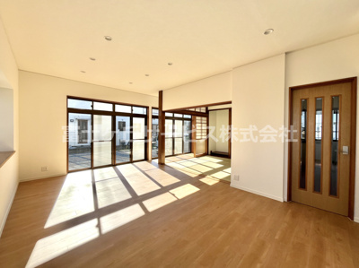 【居間・リビング】 | 袋井市太田 中古戸建て | LDK約19.5帖