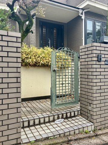 下小山田町戸建のエントランス