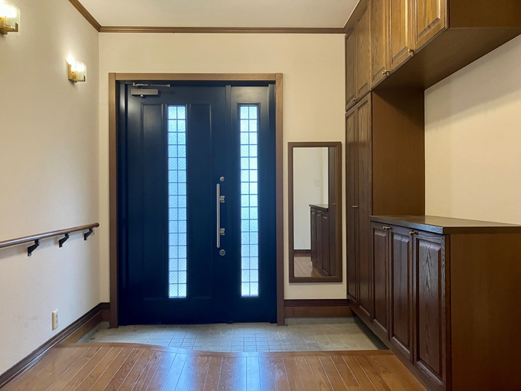 下小山田町戸建の玄関