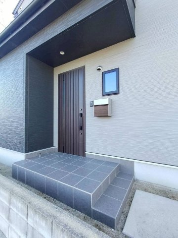 【玄関】 | 福津市津屋崎７丁目 | ダークカラーでスタイリッシュな玄関周りです