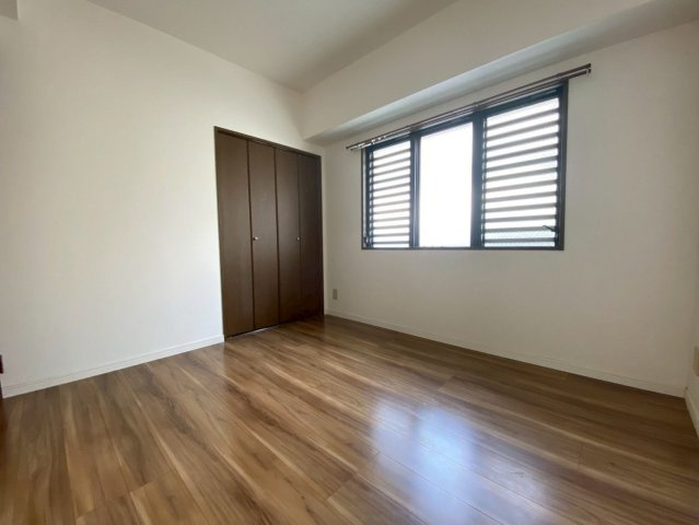 【洋室】 | アンピール長住 | 4.8帖の洋室。コンパクトなお部屋ですが収納スペースがあるのでスッキリと使えます