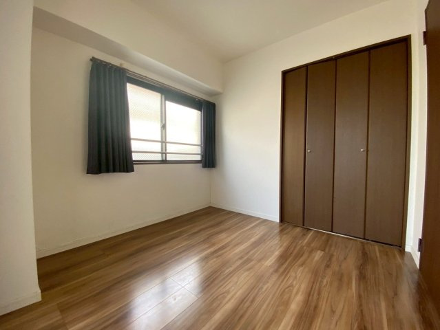 【洋室】 | アンピール長住 | 5帖の洋室。2面窓から室内に多く光を取り入れております。景色も広く見えるので開放感があります