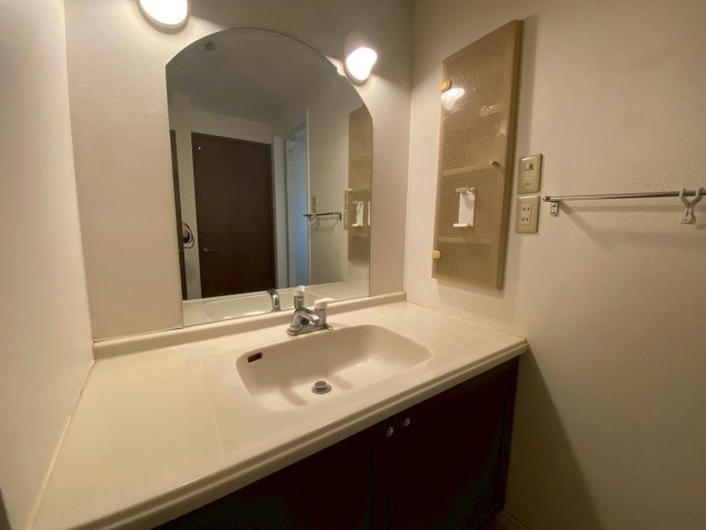 【独立洗面台】 | アンピール長住 | 鏡横に収納が付いているので細々した物もスッキリとしまえます