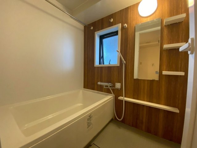 【浴室】 | アンピール長住 | 浴室に窓があるので換気がしやすく、カビ対策に効果的です