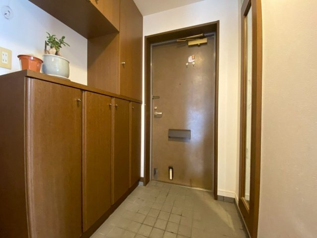 【玄関】 | アンピール長住 | 収納力に優れた玄関でいつでも片付いた状態でお客様を迎えられます