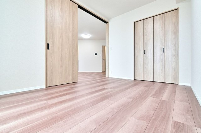 【洋室】 | アーサー箱崎公園パークビュー | LDKとは引き戸でフラットにつながっています。大容量のクローゼット付きで居住スペースを広く使えます