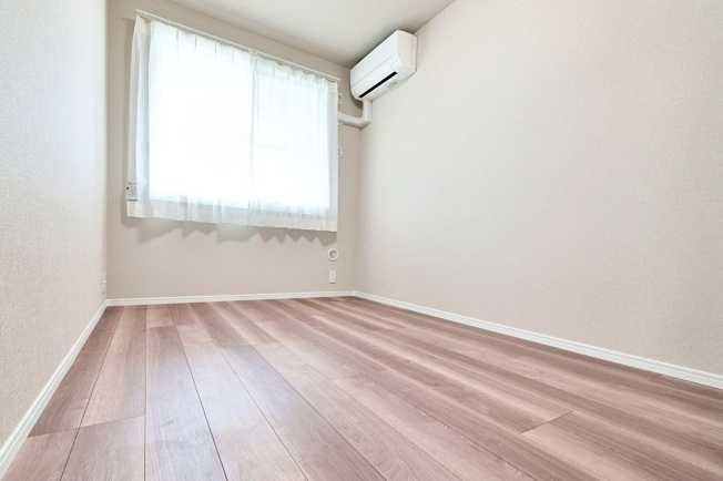 【洋室】 | アーサー箱崎公園パークビュー | 5.4帖の洋室。エアコン付きなので入居してすぐから快適に過ごせます