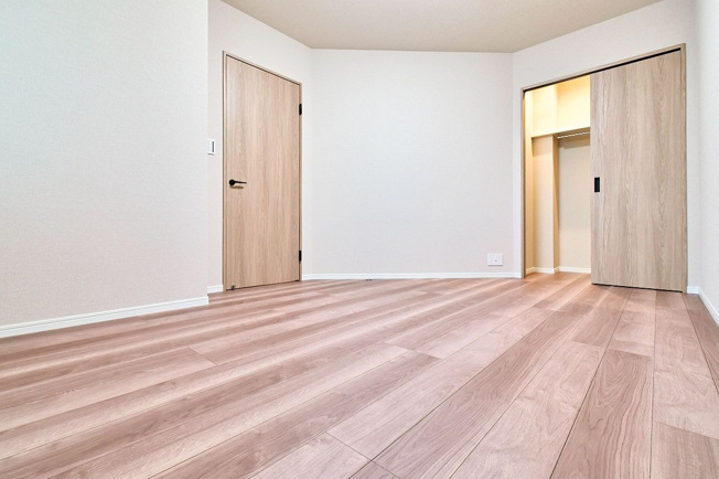 【洋室】 | アーサー箱崎公園パークビュー | 7帖の洋室。独立性の高いお部屋で、ウォークインクローゼット付きなのでお洒落さんでも安心の収納力です