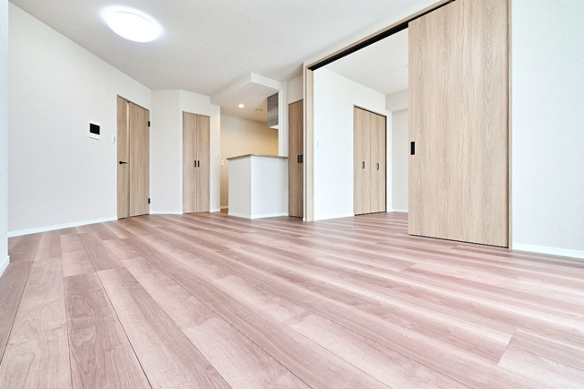 【居間・リビング】 | アーサー箱崎公園パークビュー | 南西向きのバルコニーに面した明るいLDKは15帖以上あり、家具を置いてもゆとりがあります