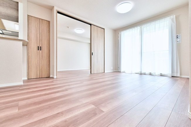 【居間・リビング】 | アーサー箱崎公園パークビュー | LDKは隣りの洋室とつなげて広く使ってもOK。ライフスタイルに合わせて自由に使えます