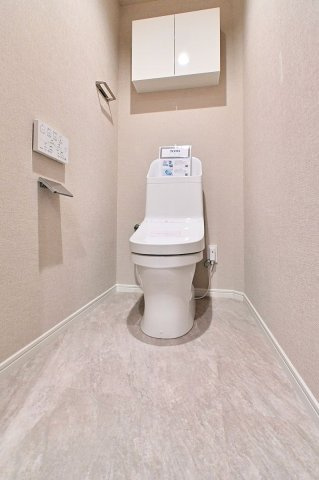 【トイレ】 | アーサー箱崎公園パークビュー | 冬は便座も温水も温かく快適なシャワー付トイレ。上部には収納を設置◎