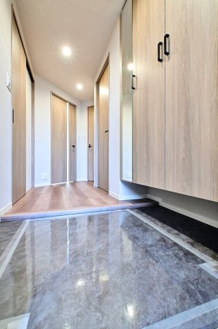 【玄関】 | アーサー箱崎公園パークビュー | 玄関には収能力の高いシューズボックスと姿見までセットされています