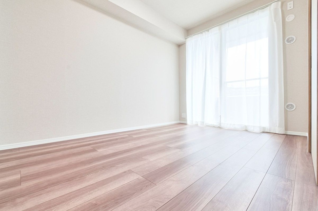 【洋室】 | アーサー箱崎公園パークビュー | 6帖の洋室。バルコニーに面した明るいお部屋で換気や採光ばっちりです