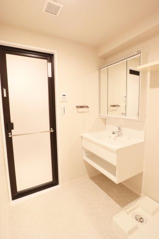 【独立洗面台】 | ライオンズマンション赤坂 | 洗面所は３面鏡で鏡の裏まで収納がありますので、物が沢山入ります