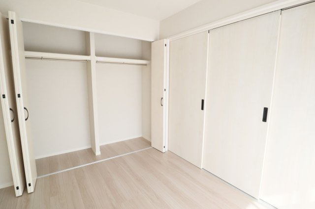 【洋室】 | ライオンズマンション赤坂 | バルコニーに面し明るさたっぷりの5帖の洋室です