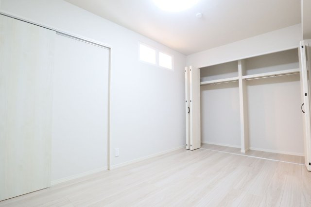 【その他】 | ライオンズマンション赤坂 | サービスルームは壁一面が収納になっており、広さも充分なので居室にもぴったりです