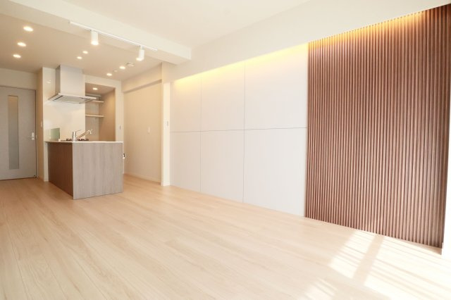 【居間・リビング】 | ライオンズマンション赤坂 | 奥行きのあるLDKは間接照明や壁紙等にこだわりが見られ、おしゃれな雰囲気に仕上がっています