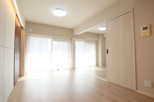 【居間・リビング】 | ライオンズマンション赤坂 | 大きな窓のあるLDKは明るさたっぷり。食事のときも、くつろぎの時間も快適にすごせそうです