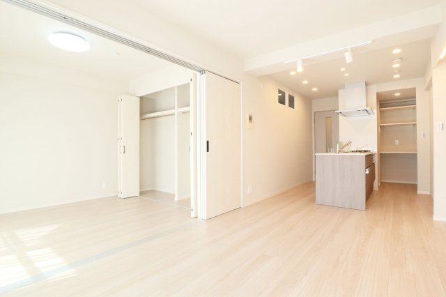 【居間・リビング】 | ライオンズマンション赤坂 | LDKは隣りの洋室とつなげて広く使ってもOK。ライフスタイルに合わせて自由に使えます